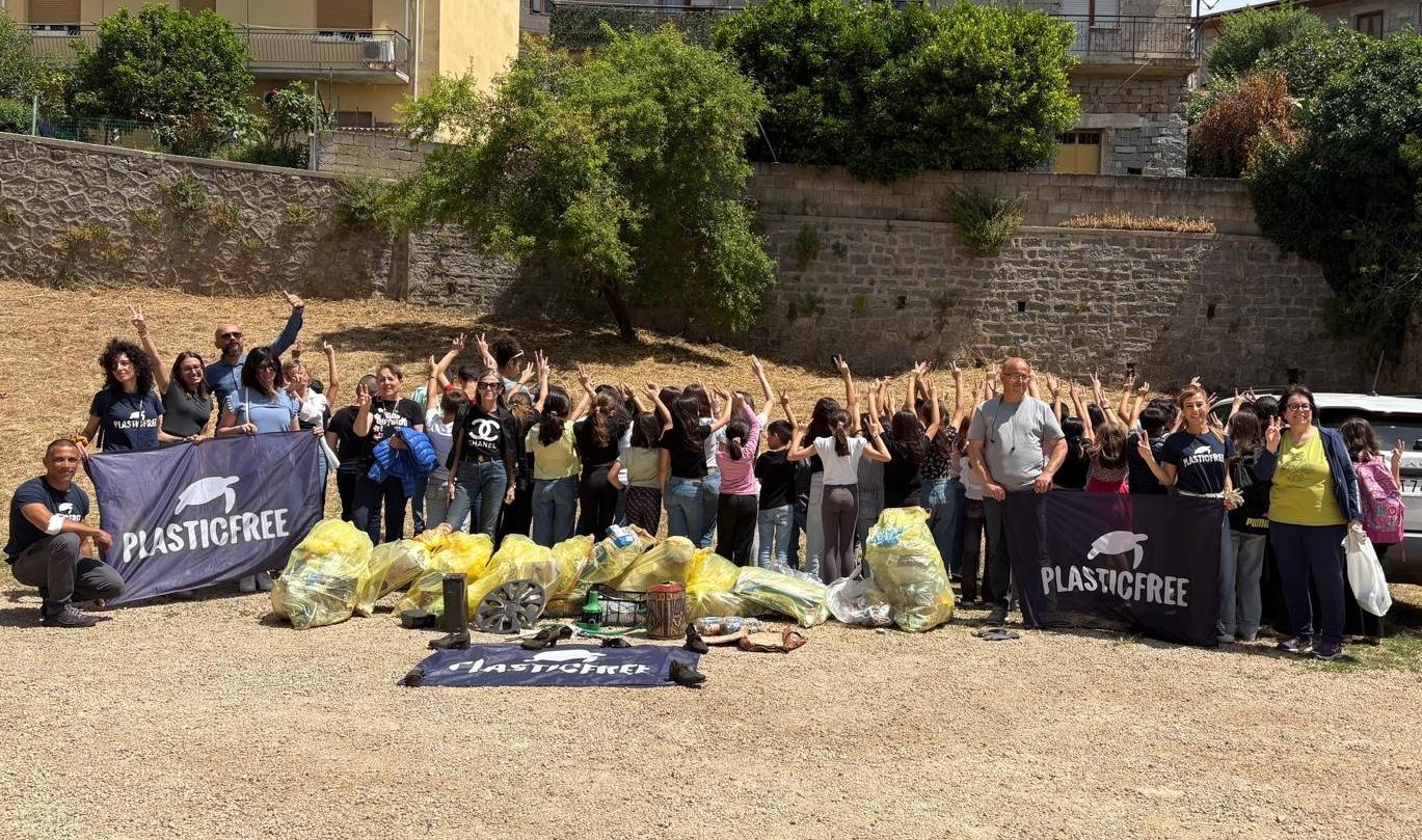 Dalla sensibilizzazione al clean up: con Plastic Free gli studenti di Bono (SS) si prendono cura degli spazi comuni