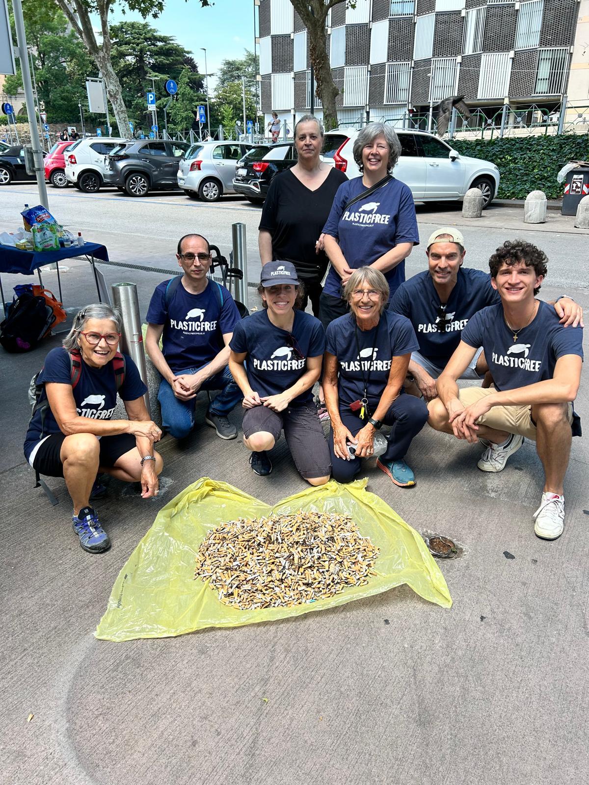 Il pianeta non è un posacenere | A Padova raccolti circa 20 kg di mozziconi e rifiuti in piazzale della Stazione
