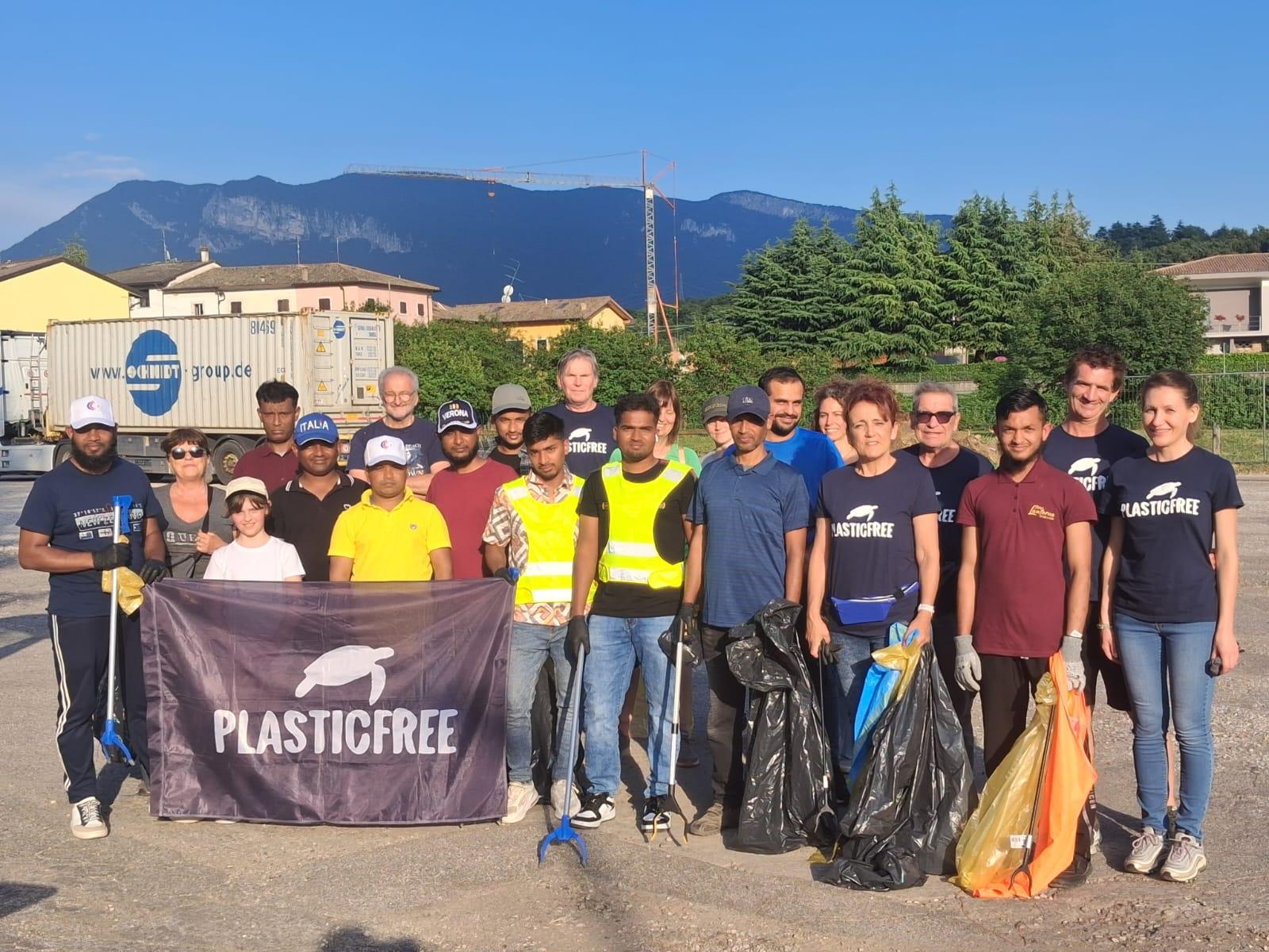 I volontari Plastic Free rimuovono 105 kg di plastica e rifiuti a Caprino Veronese (VR)