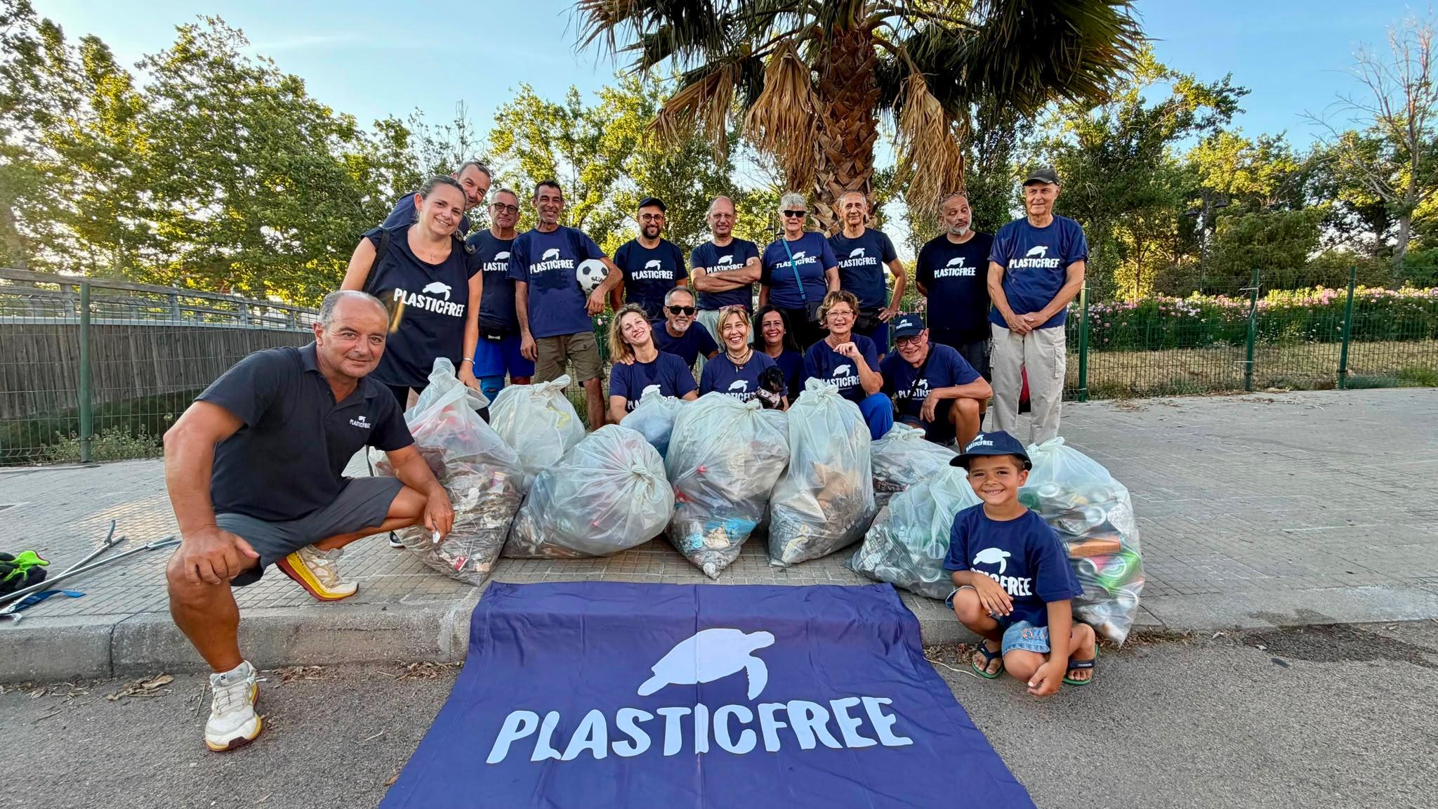 Oltre 100 kg di rifiuti rimossi lungo Sos Salinedda a Olbia (OT): Plastic Free interviene prima che raggiungano il mare