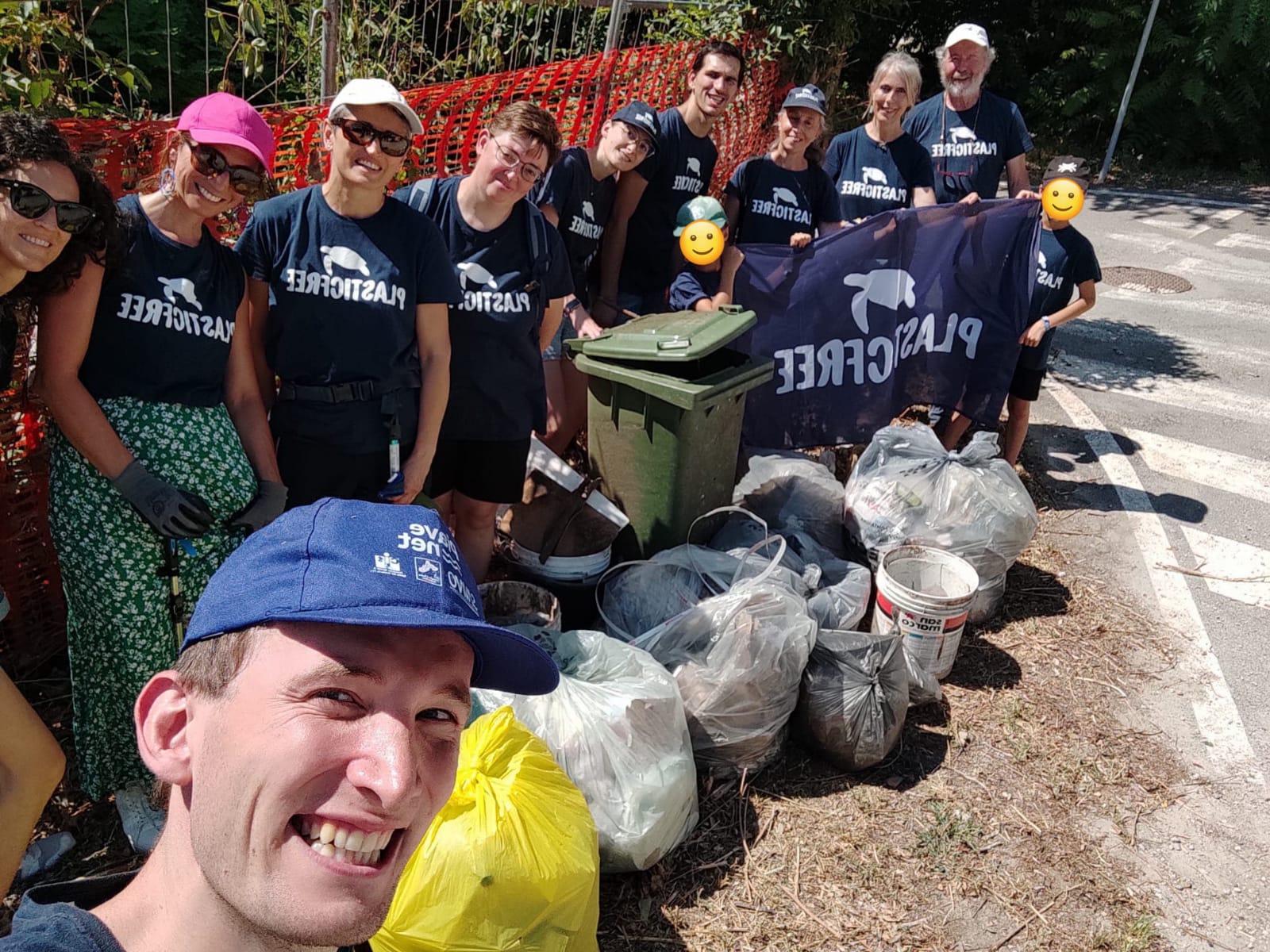 Montebelluna (TV), Plastic Free rimuove 250 kg di rifiuti: trovati anche medicinali e una cassaforte