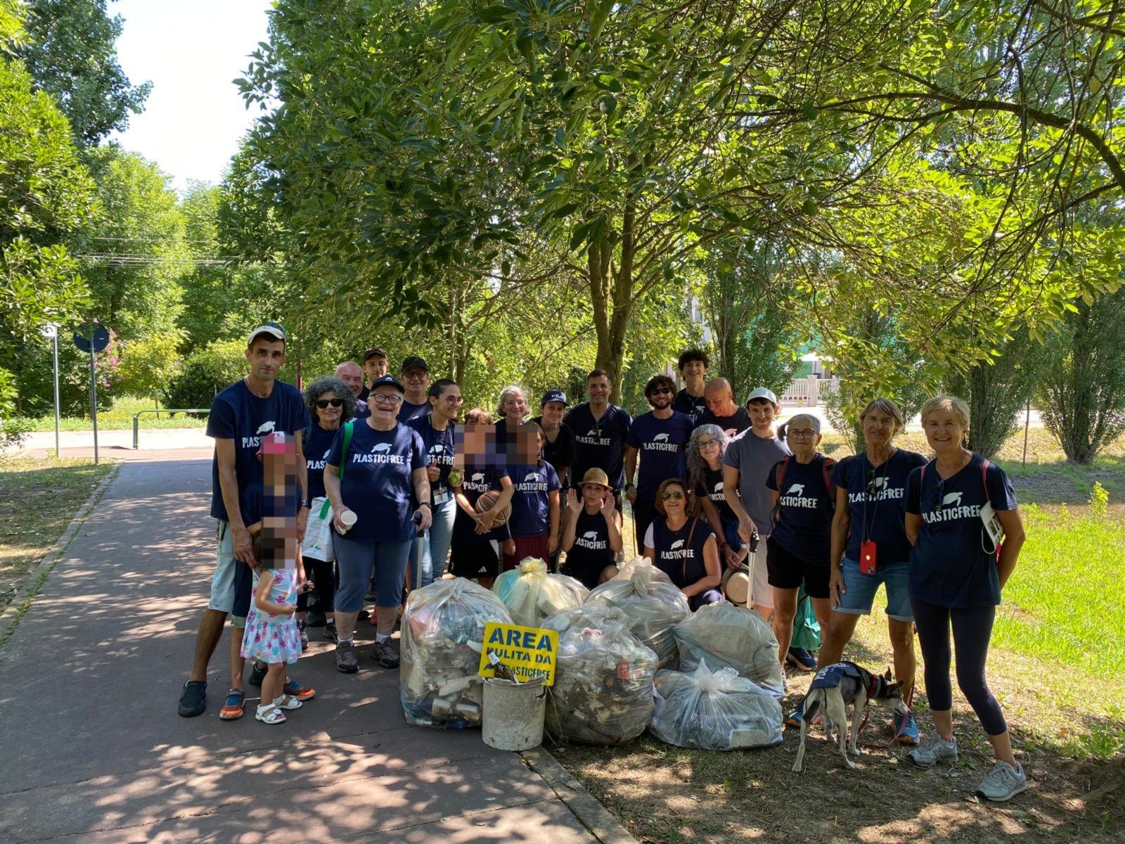 Plastic Free ripulisce le strade a Rubano (PD) vicino al canile: raccolti 53 kg di rifiuti
