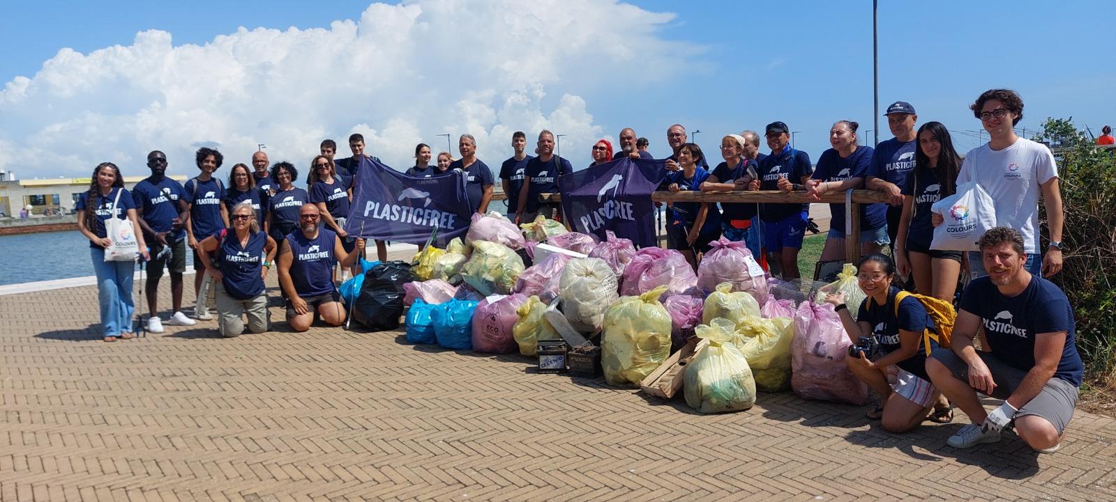 Dalla pioggia al sole, al Lido degli Estensi (FE) Plastic Free rimuove 550 kg di rifiuti