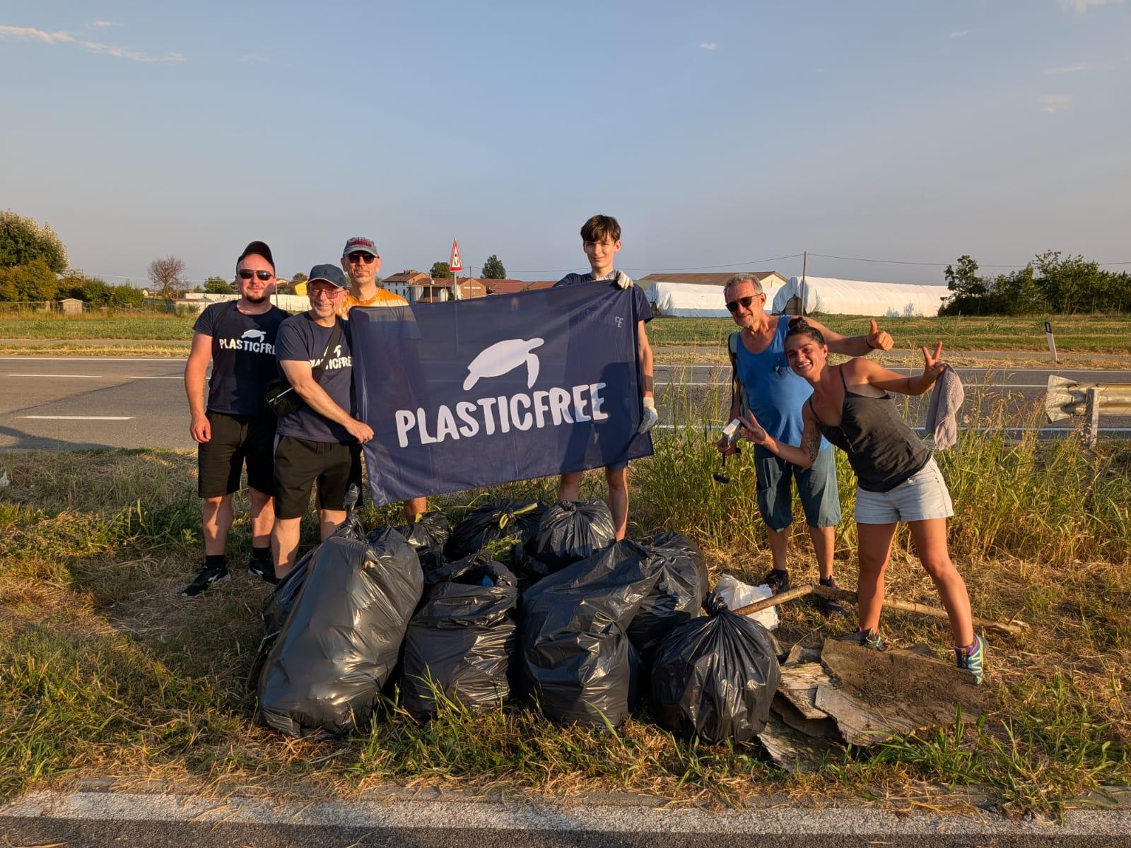 A 36 gradi sulla circonvallazione di Chieri (TO): Plastic Free rimuove 115 kg di rifiuti