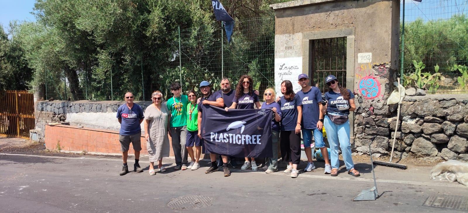 Santa Maria di Licodia (CT), l’abbeveratoio torna a respirare: Plastic Free rimuove 400 kg di rifiuti tra i vigneti