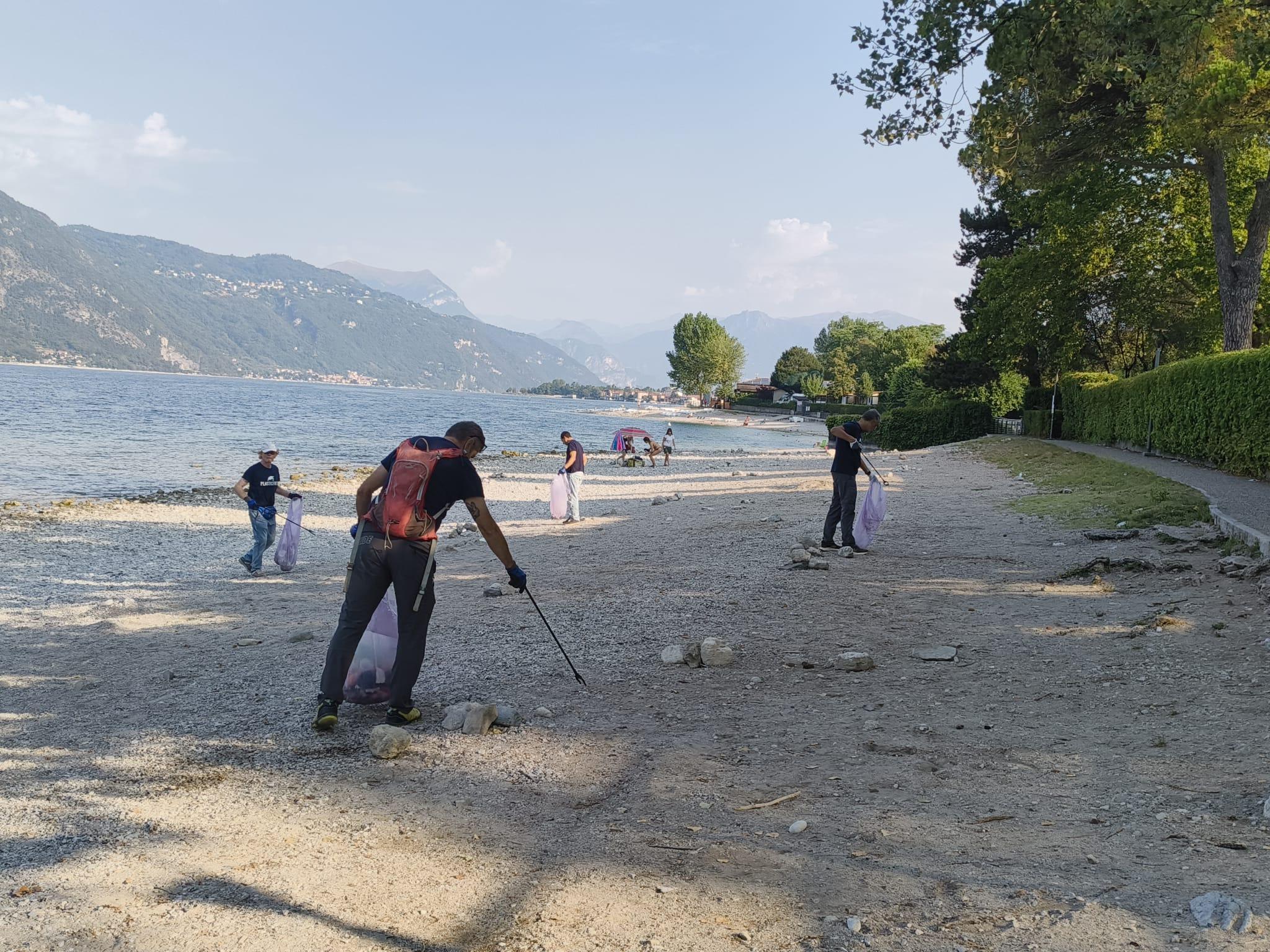 Spiagge più pulite ad Abbadia Lariana (LC), ma durante il cleanup emerge un grave episodio ai danni della fauna