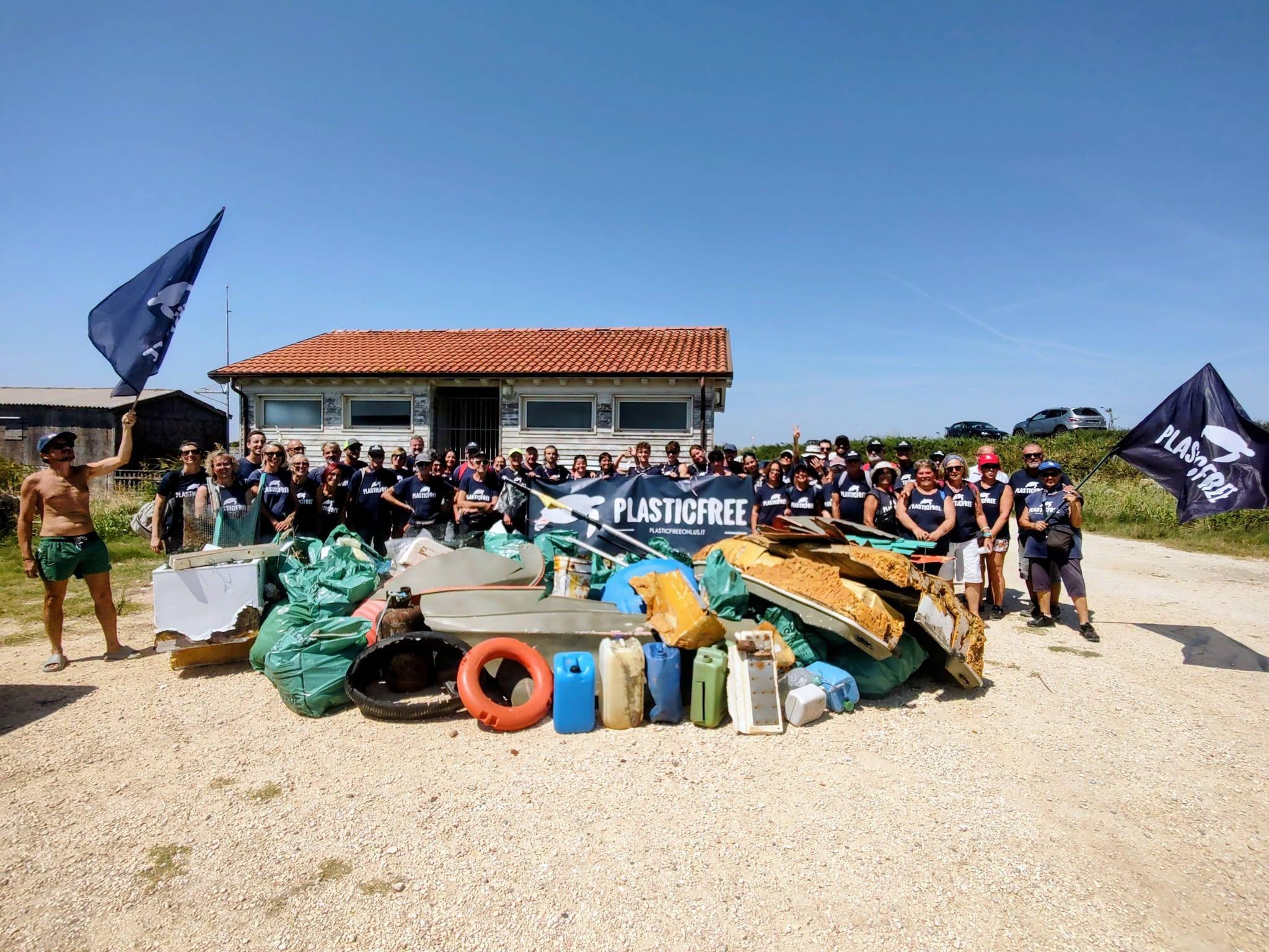 Scano Boa, nel Delta del Po (RO), torna a respirare: Plastic Free rimuove oltre 500 kg di rifiuti dall’isola