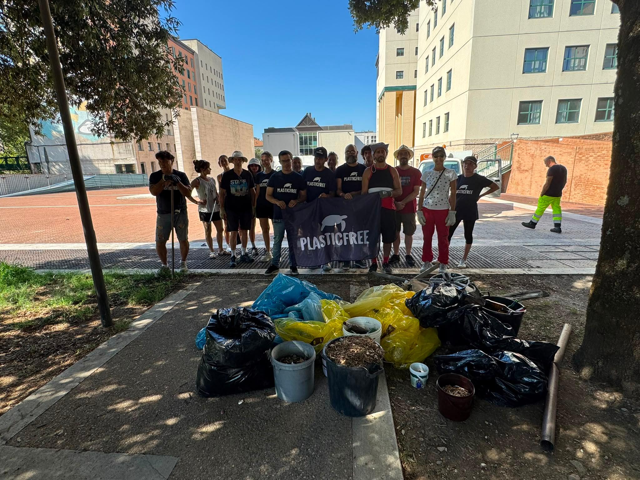 In Piazza del Bacio a Perugia (PG) 98 kg di rifiuti in meno: Plastic Free riaccende il senso di comunità