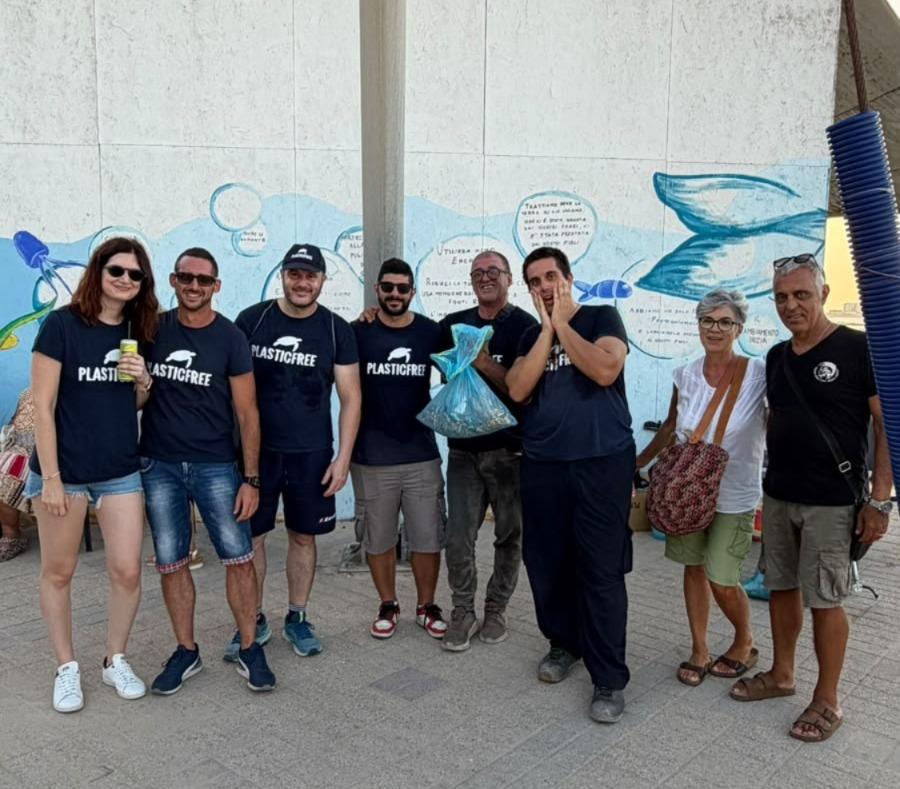Un bicchiere di mozziconi per una bevanda: a Bari l’Aperitivo Ecologico di Plastic Free arriva al quarto appuntamento