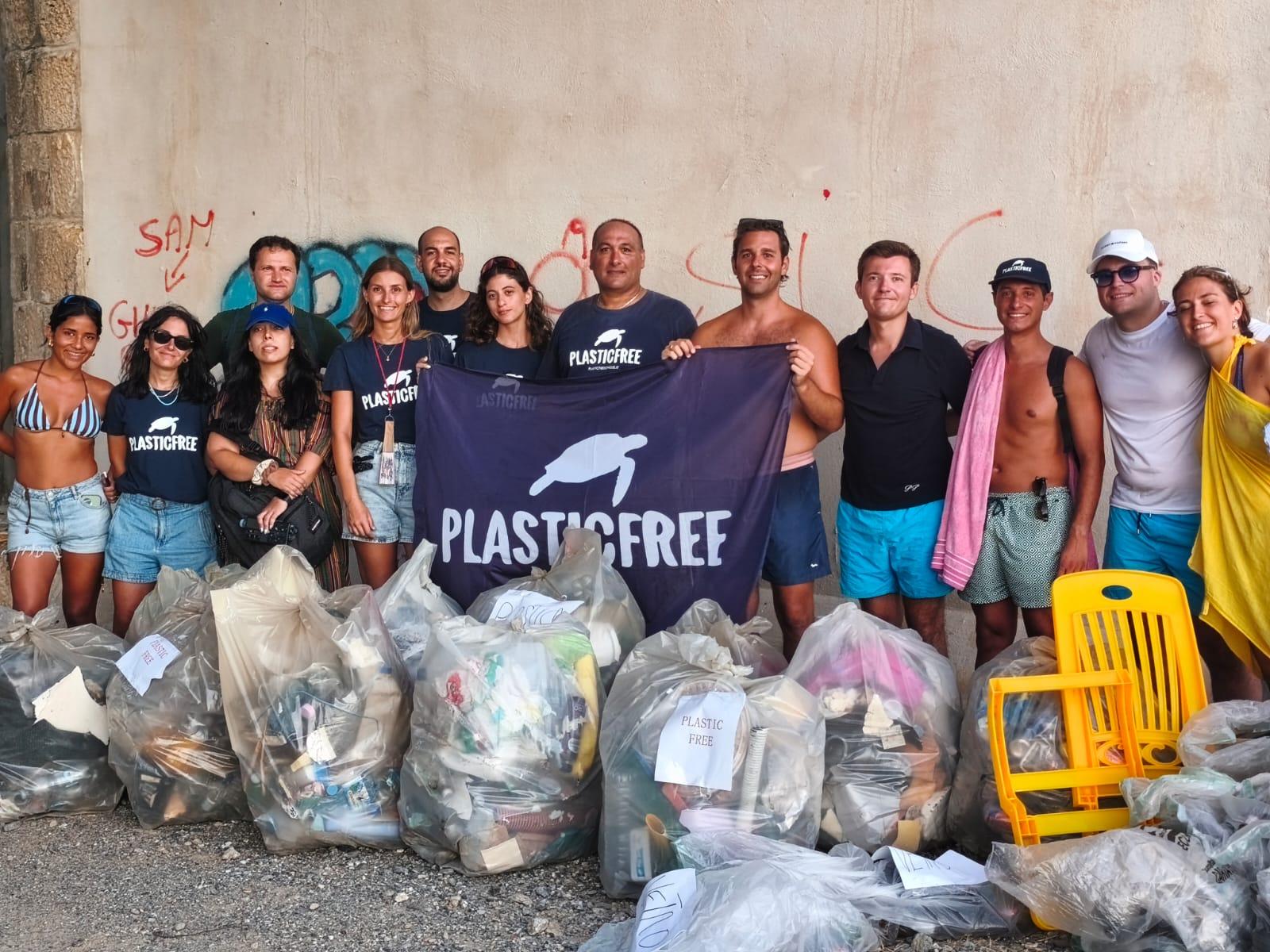 Sul litorale di Belvedere Marittimo (CS) 137 kg di rifiuti in meno: Plastic Free, Rotaract e Comune insieme per l’ambiente