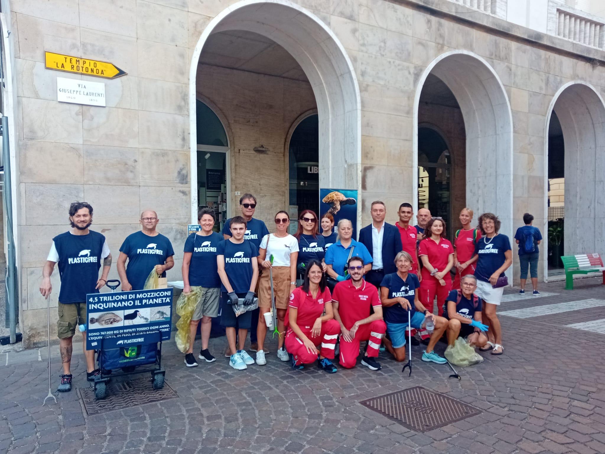 Due chili di mozziconi fuori dalle strade: a Rovigo (RO) Plastic Free porta in piazza volontari, istituzioni e cittadini