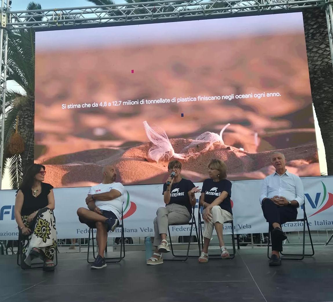 Vela, giovani e sostenibilità: a Manfredonia (FG) Plastic Free porta l’ambiente nel villaggio FIV