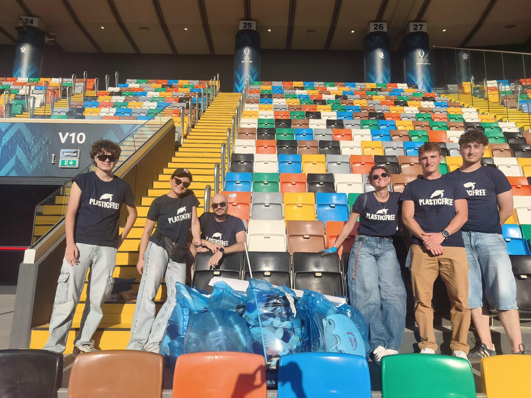 Dopo il fischio finale si puliscono gli spalti: a Udine, Plastic Free sperimenta un nuovo modello di tifo sostenibile