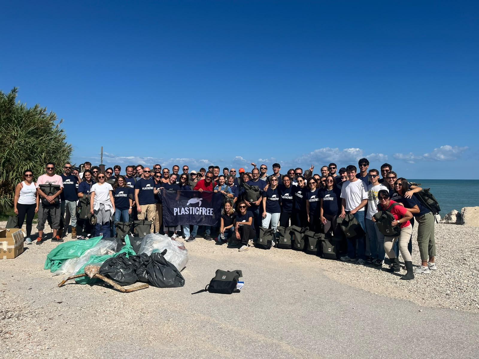 Settanta persone al lavoro nell’ex pista dei go kart: a Fano (PU) raccolti 85 chili di rifiuti