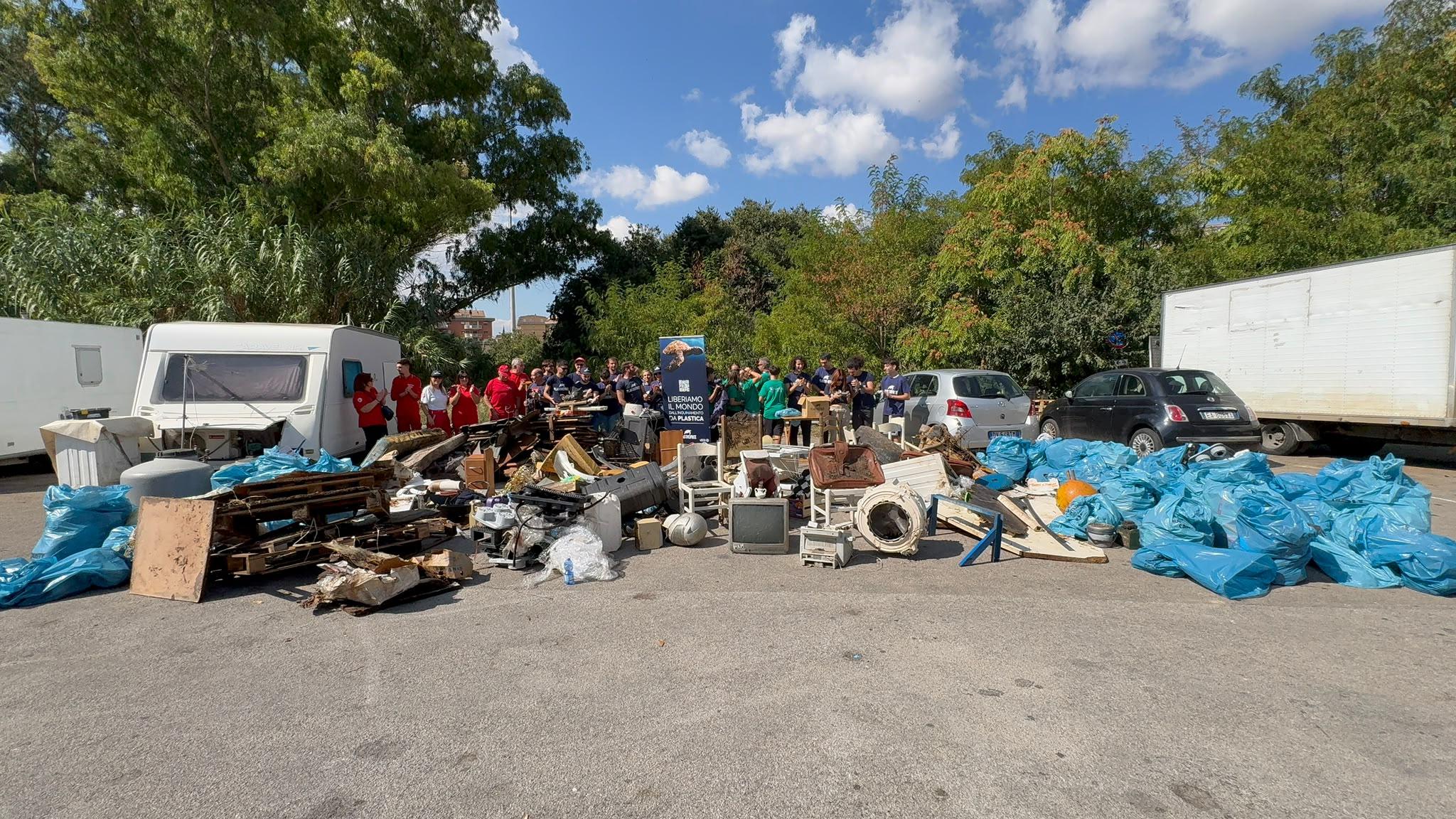 Sea & Rivers | Caltanissetta, maxi-raccolta nella zona Bloy: rifiuti abbandonati anche nel cuore della città