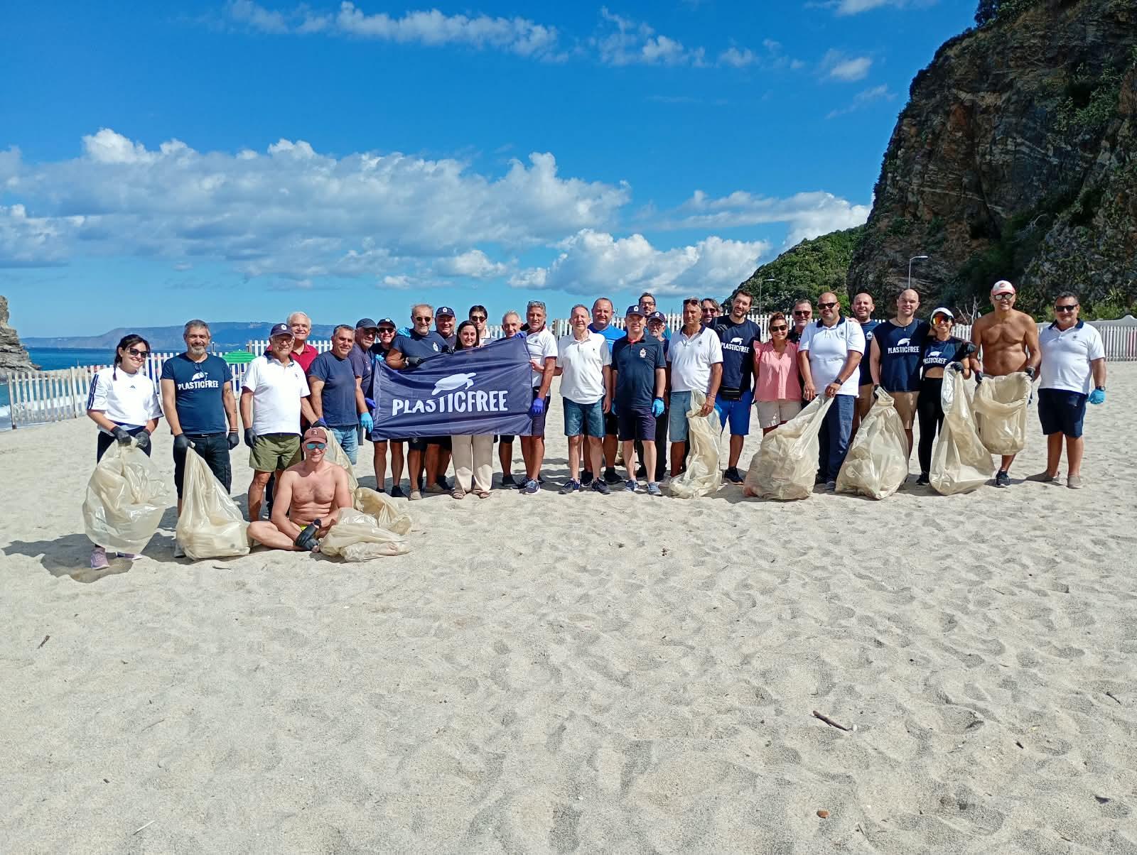 Sea & Rivers | Tra spiaggia e fondali, a Palmi (RC) rimossi 100 kg di rifiuti