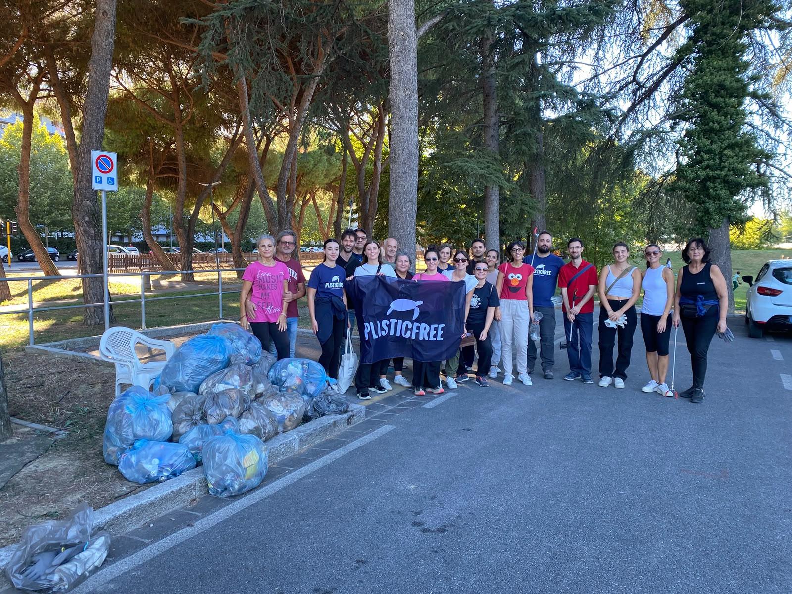 Sea & Rivers | A Prato, 80 kg di rifiuti rimossi dal parco, anche i passanti si uniscono ai volontari