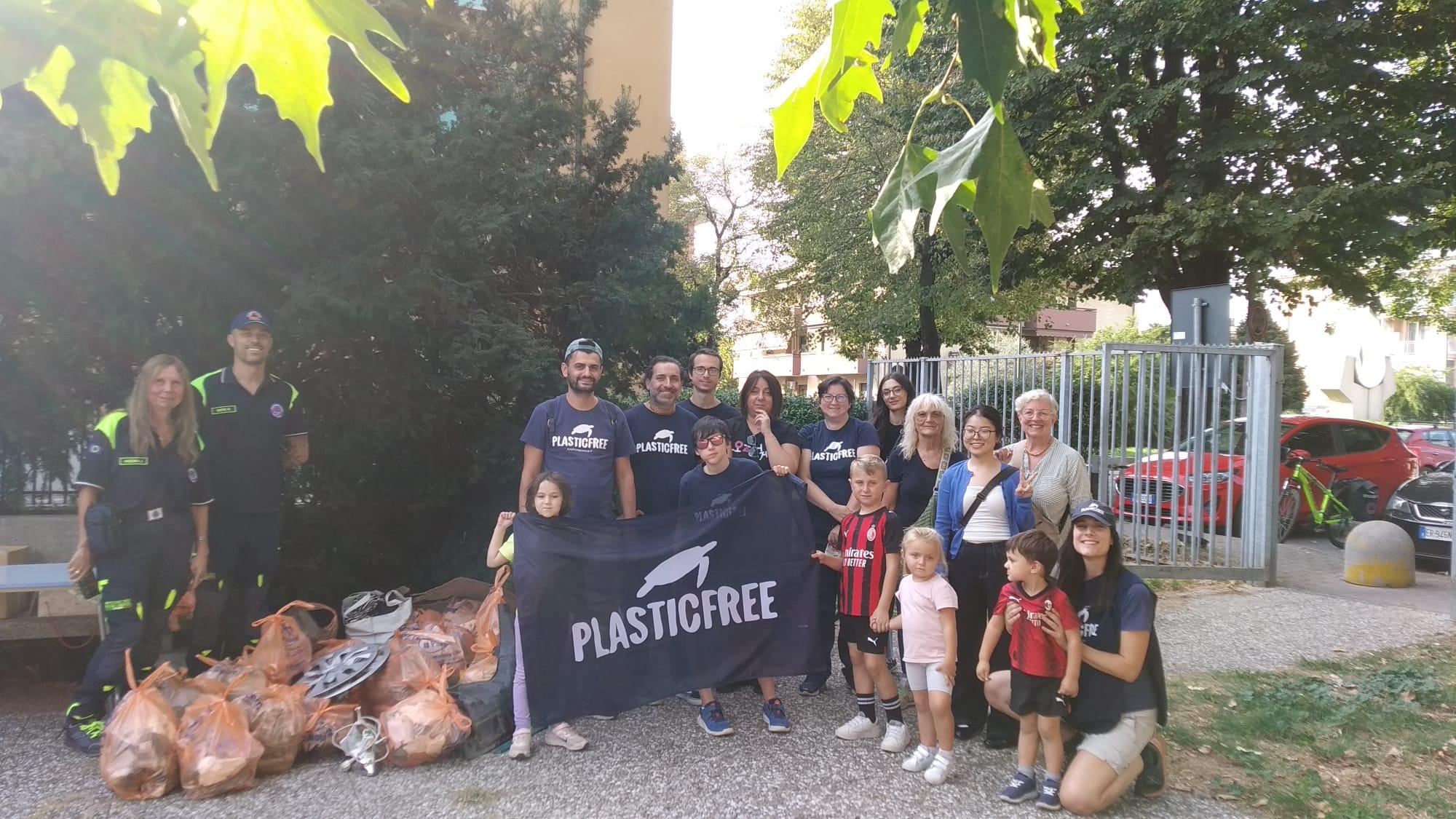 Un pomeriggio per prendersi cura del quartiere: a Carugate (MI) raccolti circa 150 kg di rifiuti