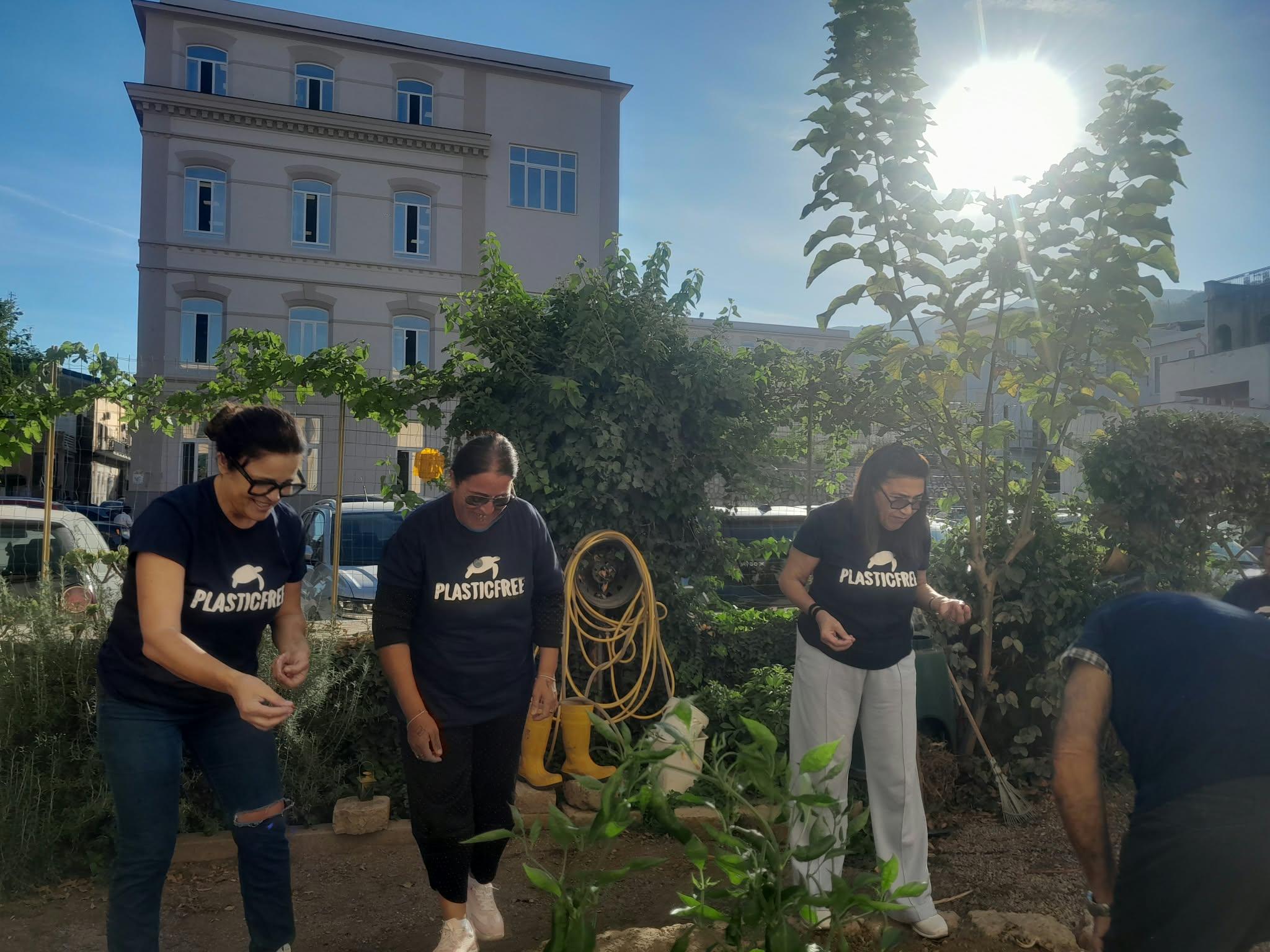 Dalla cura della terra alle buone abitudini: a Palma Campania (NA) Plastic Free coinvolge bambini e adulti nell’Orto Sociale