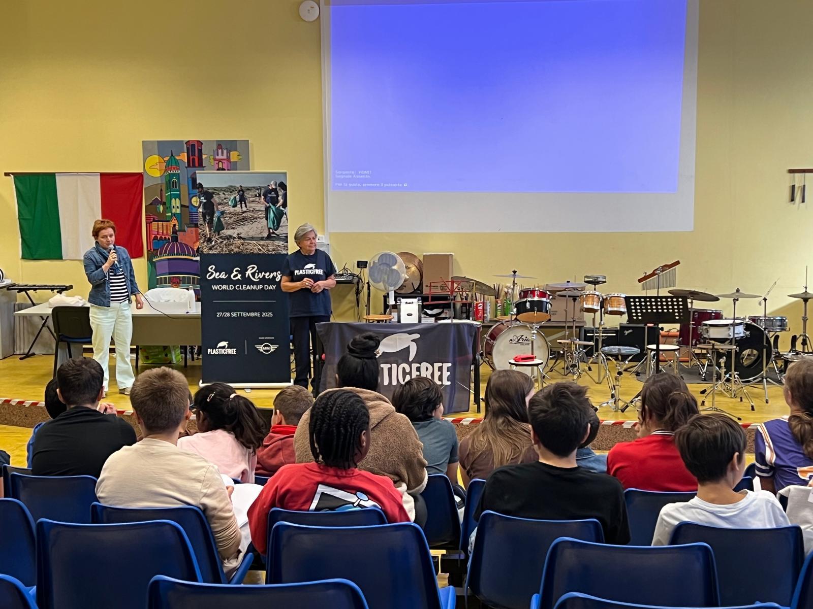 Cento studenti a lezione di ambiente: Plastic Free torna tra i banchi a Verona
