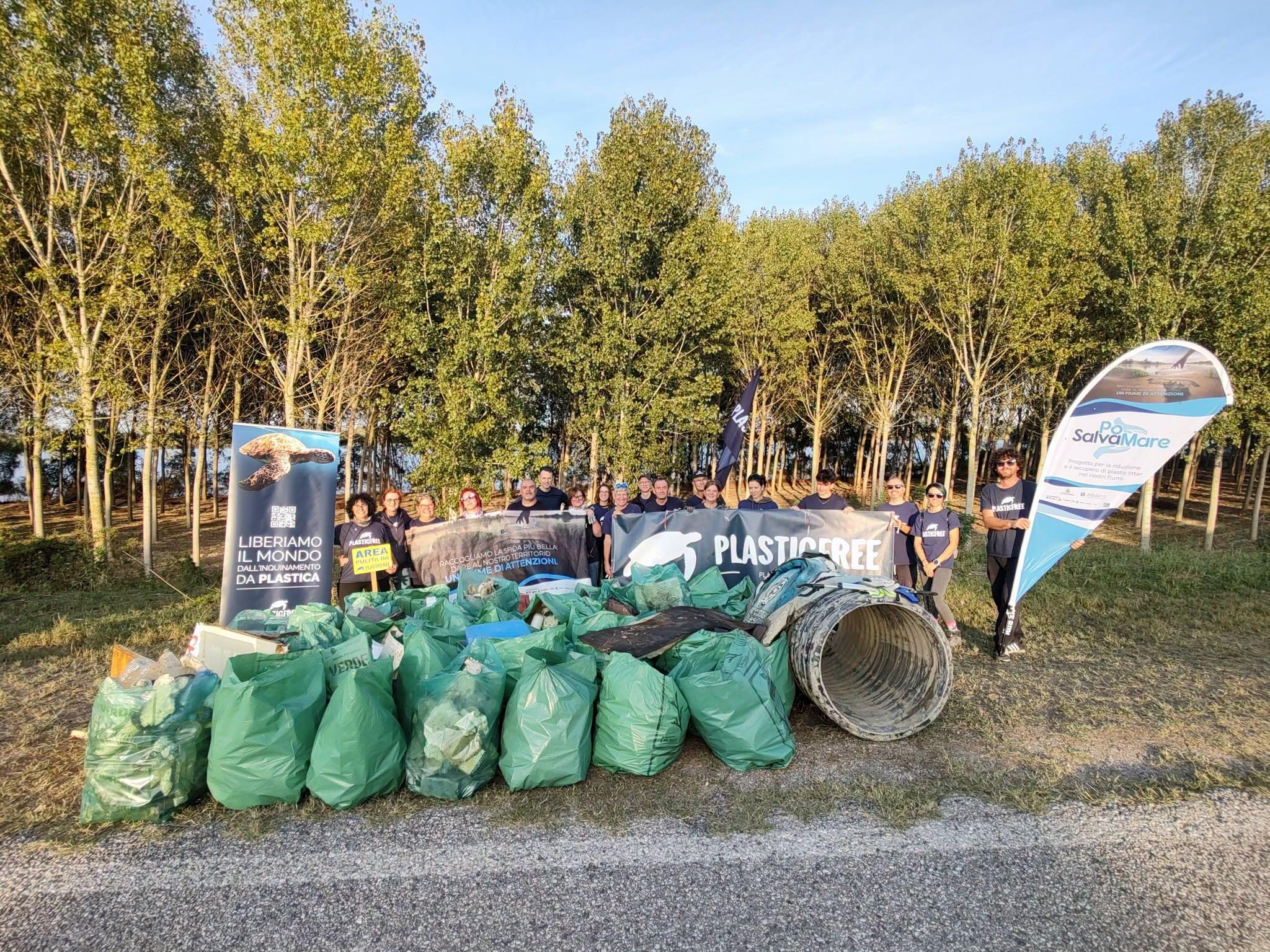 Quasi una tonnellata di rifiuti in 700 metri: a Taglio di Po (RO) si chiude Po SalvaMare nel Delta veneto