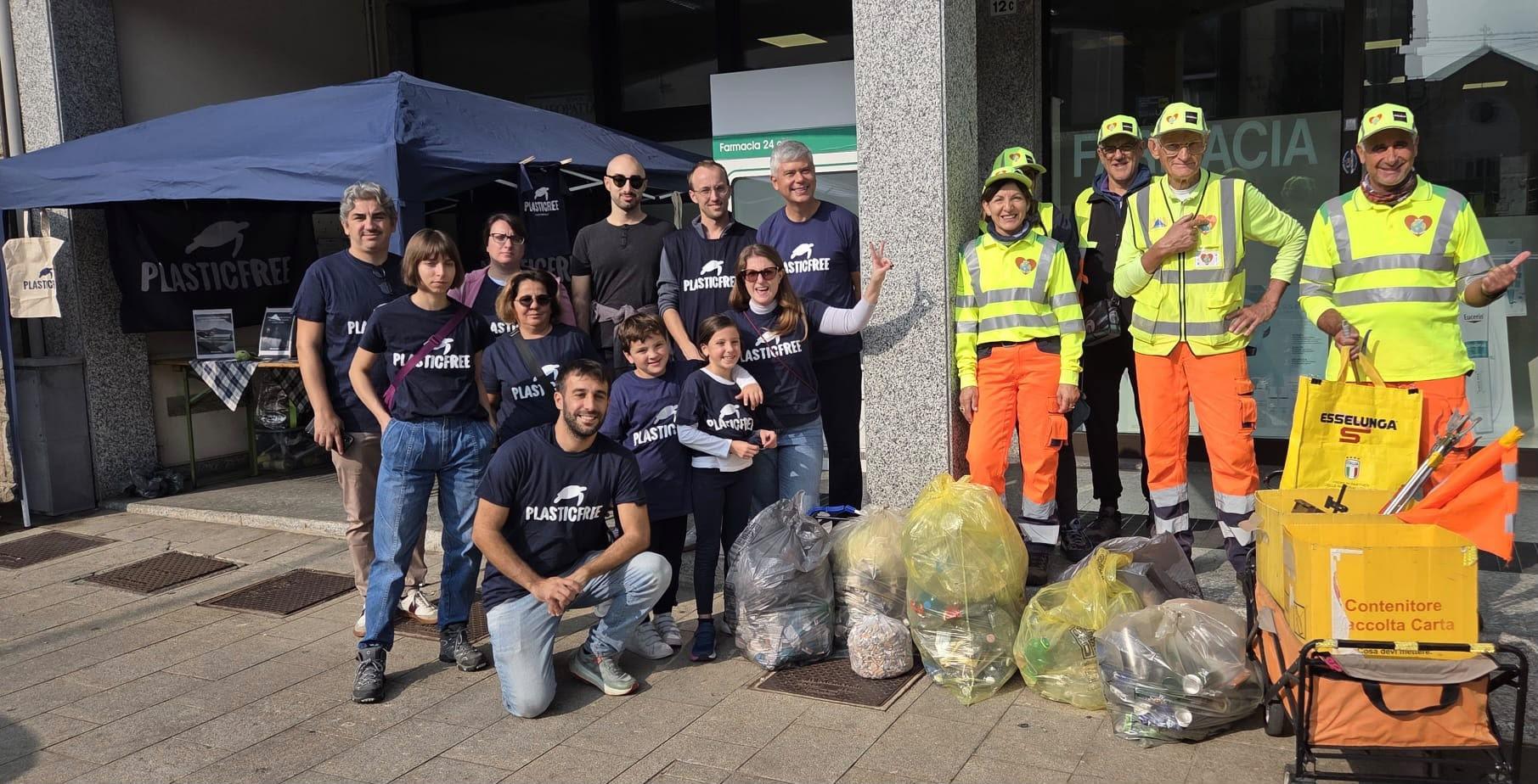 Besozzo (VA), 17 volontari ripuliscono il centro: raccolti 150 kg di rifiuti