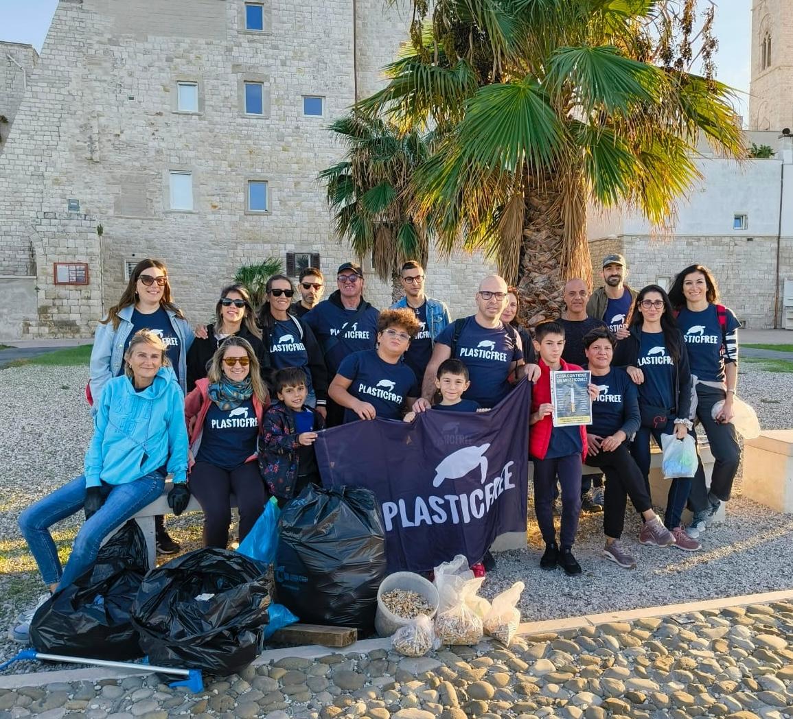 Quasi 8.000 mozziconi raccolti nel centro storico: a Molfetta (BA) Plastic Free rilancia “Molfetta senza cicche”