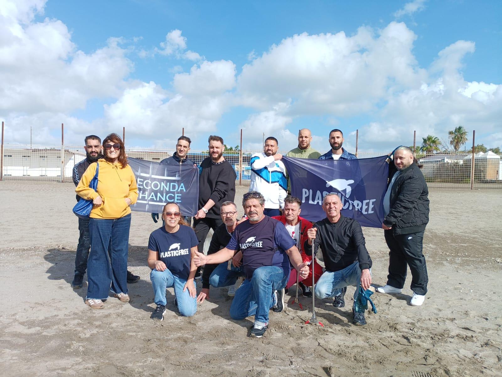 Plastic Free & Seconda Chance | A Bacoli (NA) detenuti e volontari insieme per la spiaggia e la tutela del mare
