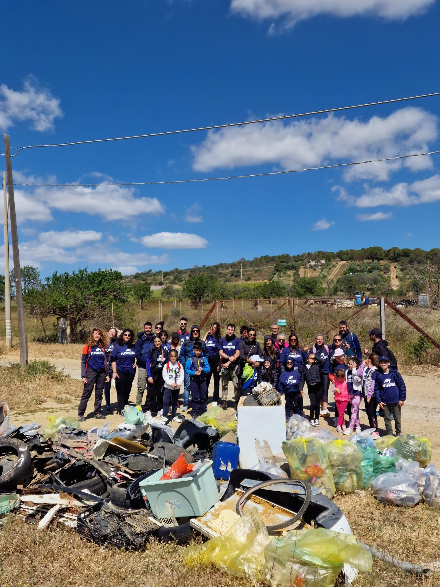 Plastic Free rimuove oltre 700kg di plastica e rifiuti dalla magnifica Pineta di Sinnai (CA)