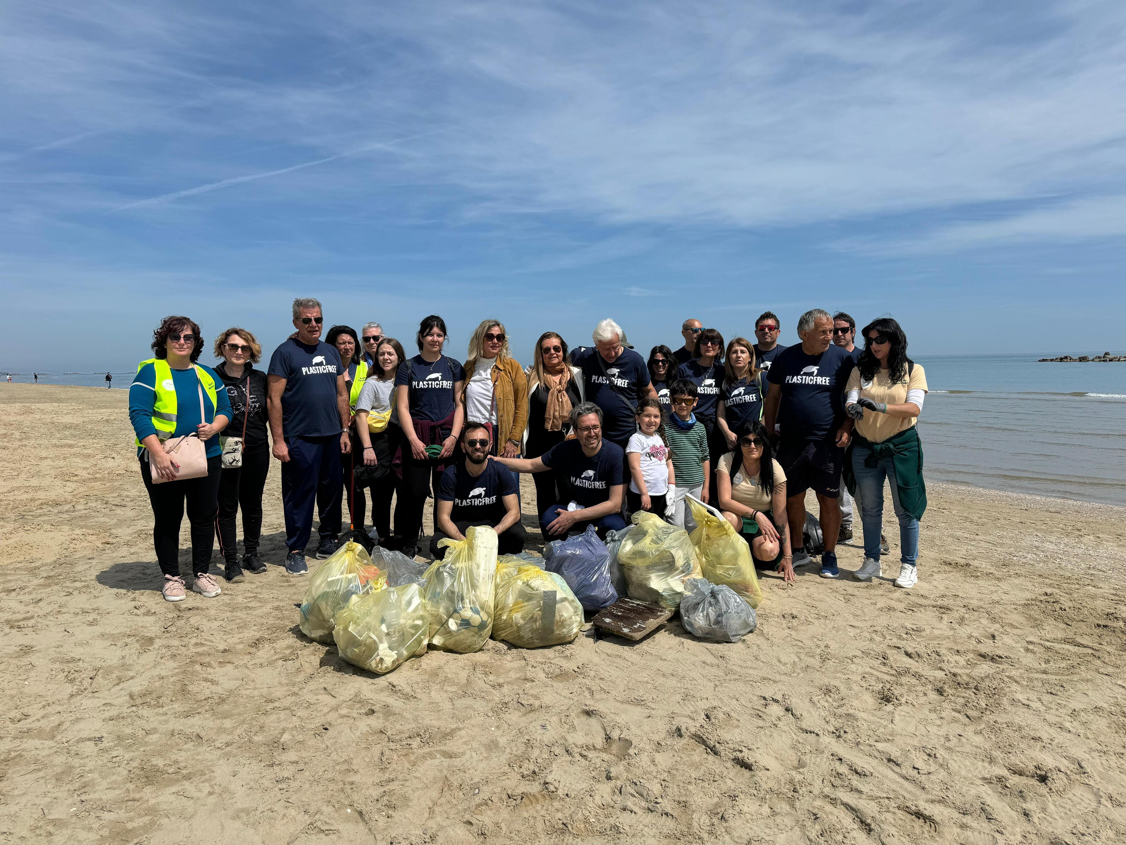 A Roseto degli Abruzzi (TE), firmato Protocollo d'Intesa con Plastic Free Onlus dopo una passeggiata ecologica sulla spiaggia