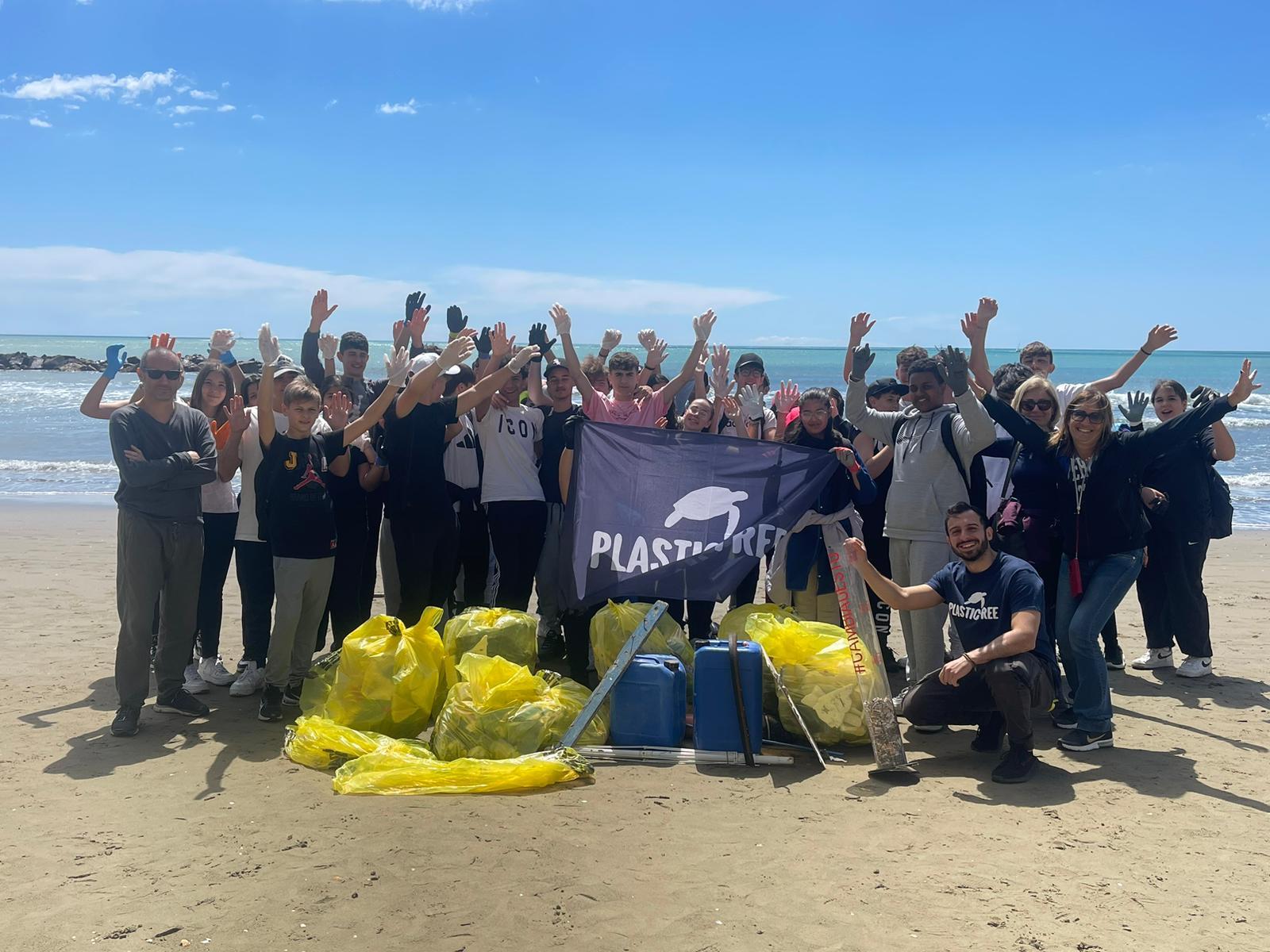Plastic Free ripulisce la spiaggia di Nettuno con gli studenti del Liceo Scientifico Innocenzo XII di Anzio