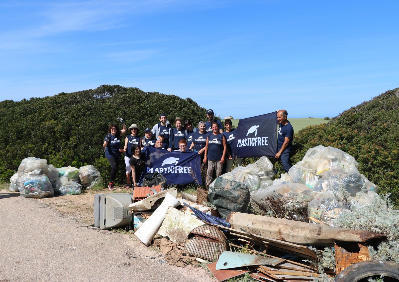 Plastic Free libera da 800 chili di plastica e rifiuti i fortini sulla costa di Stintino (SS)