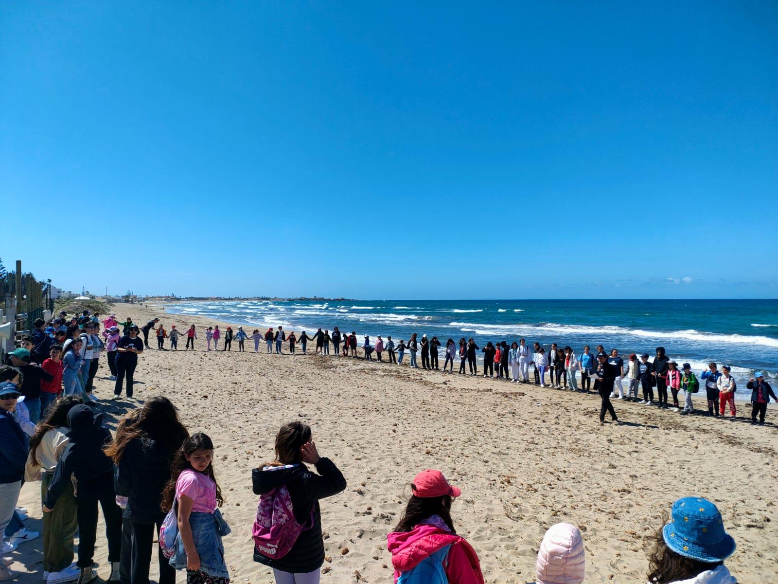 L’onda blu Plastic Free ripulisce la spiaggia di Marsala (TP)