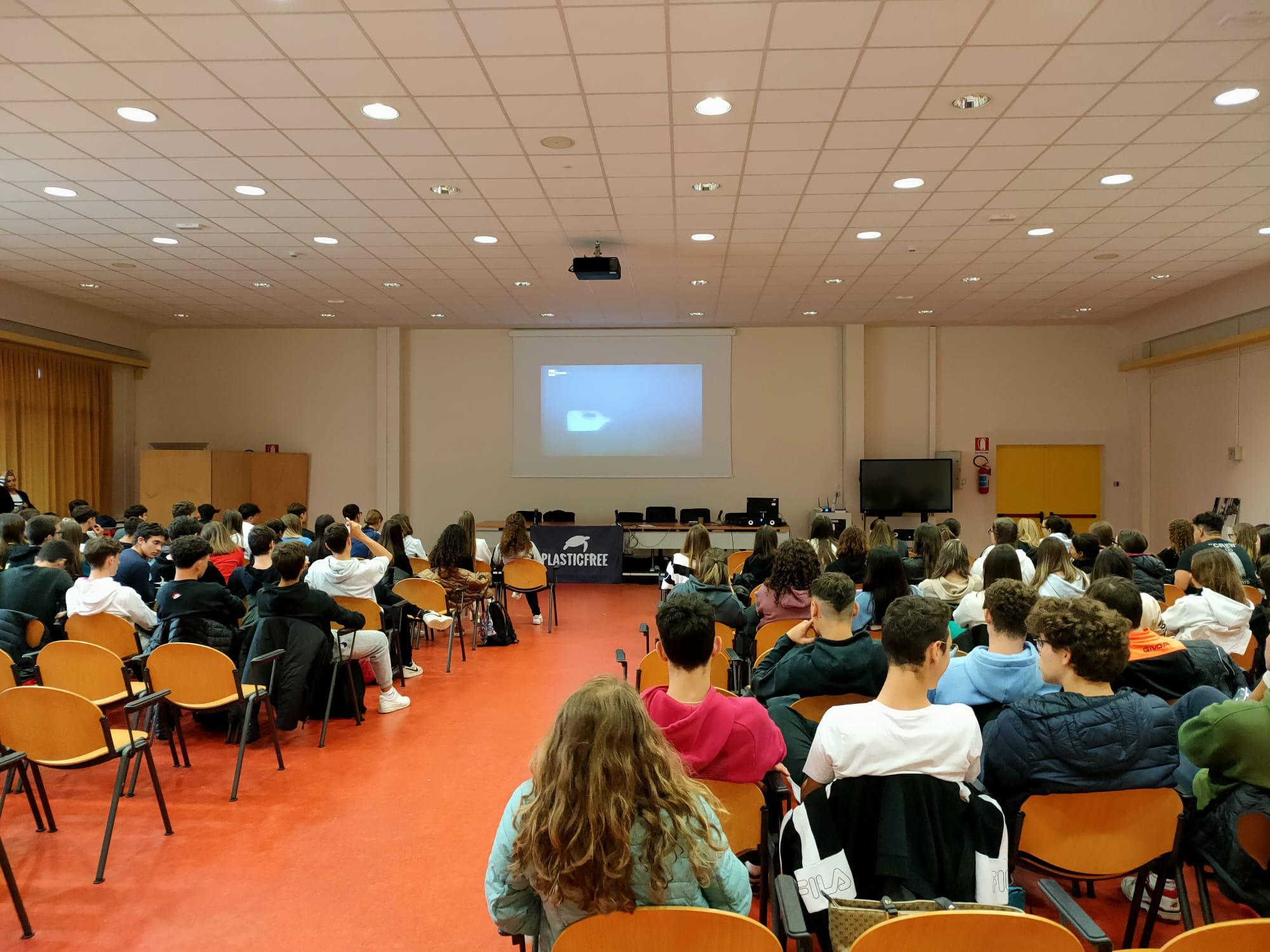 Lezione d’ambiente Plastic Free per 140 studenti del Liceo Veronese-Marconi di Chioggia (VE)