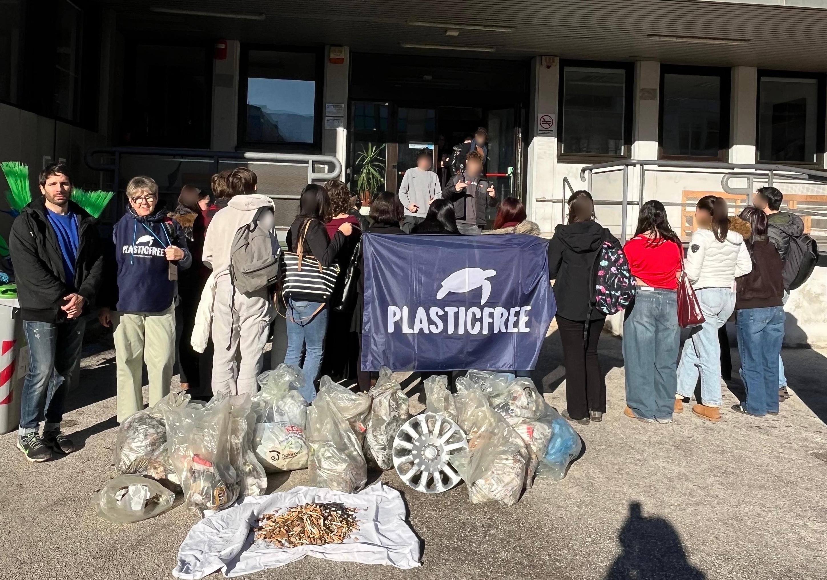Trento, al Liceo “A. Vittoria” la lezione di Plastic Free si chiude con un clean up: 40 kg di rifiuti raccolti