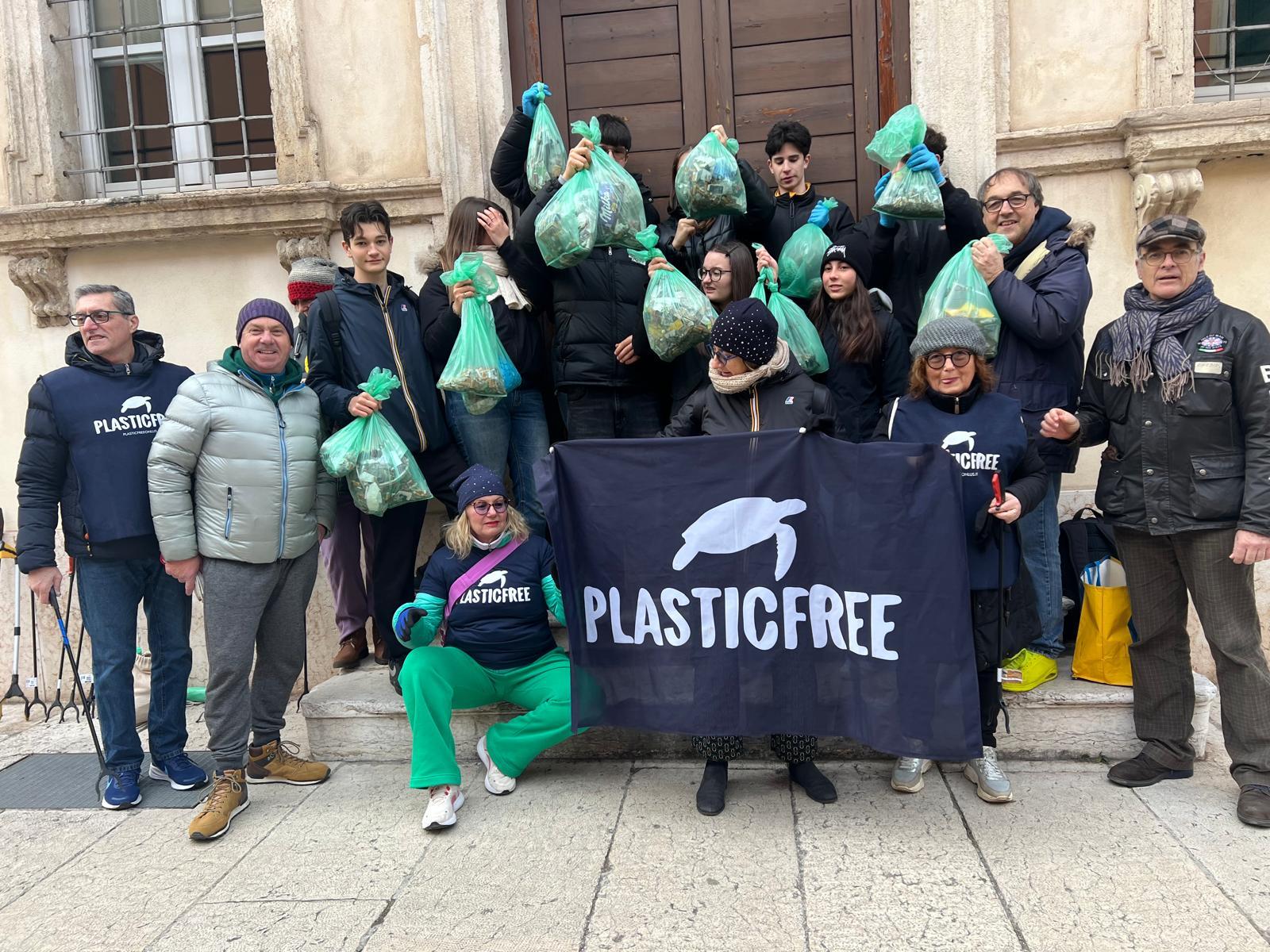 Verona: Studenti in azione con Plastic Free dopo il servizio alla mensa dei poveri